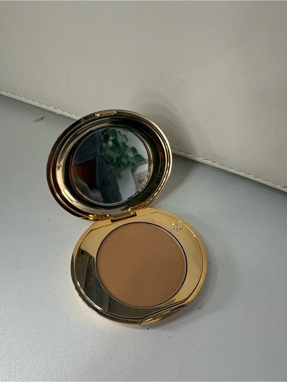 Charlotte Tilbury Tan Powder Compact - Gold Finish